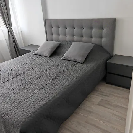 Apartment Yellow In Bukarest